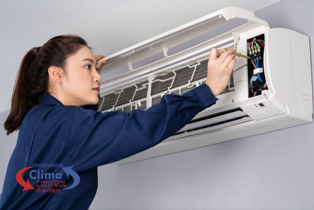 Électricien services climatisation réparant le climatiseur à l'intérieur